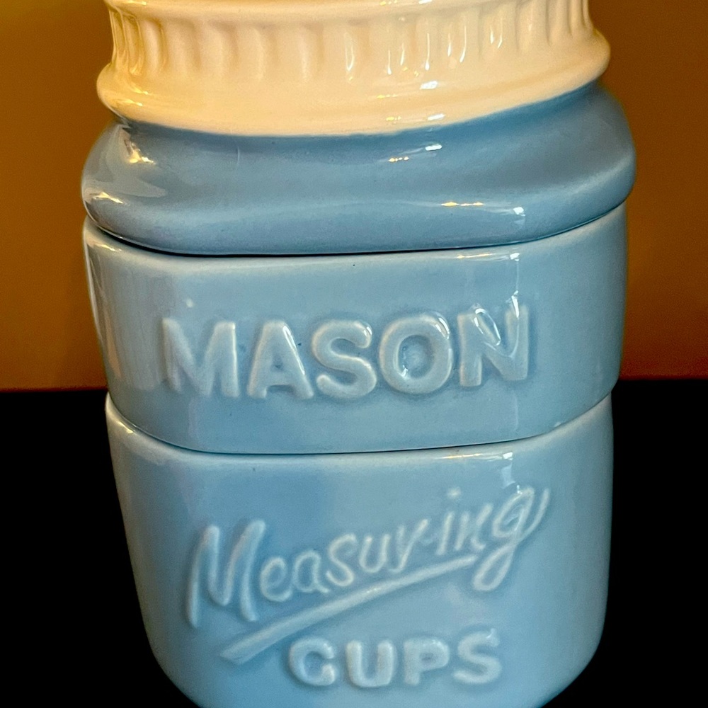 Blue mason measuring cups.